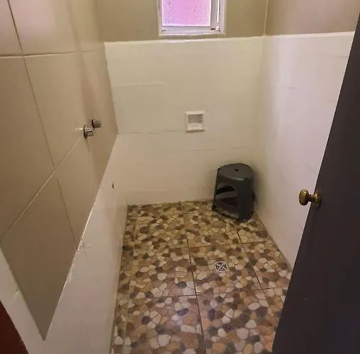 Dona Mari Aeropuerto Hostel *
